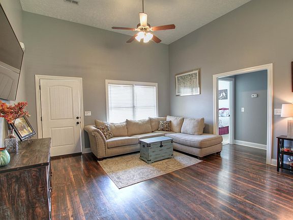 3rd image of 804 Laramie Ct