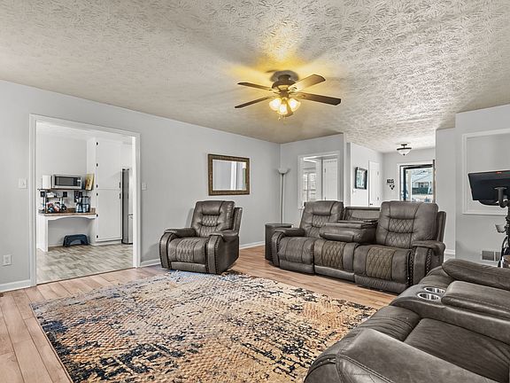 5th image of 222 Robin Ln