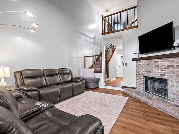 3rd image of 27W270 Jefferson Ct #270