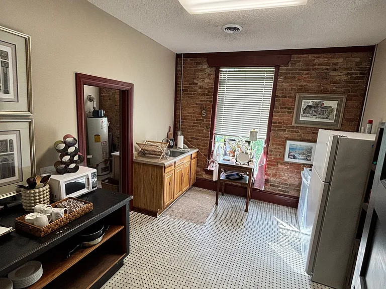 214 E Broad St #B — Photo 10