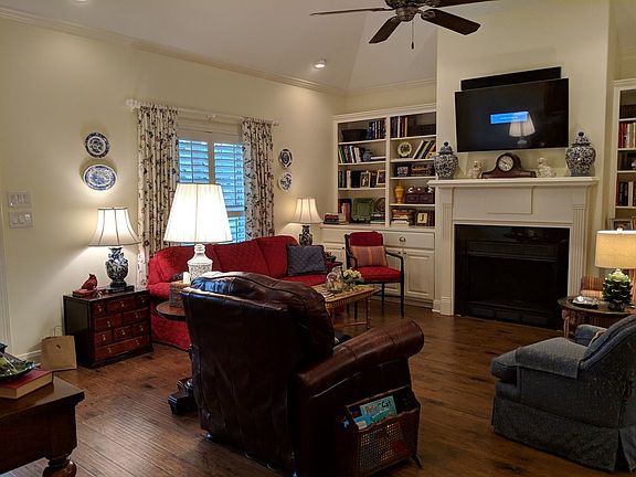 2nd image of 2927 Summer Hill Cir