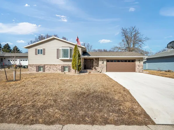 940 27th St, Spirit Lake, IA 51360