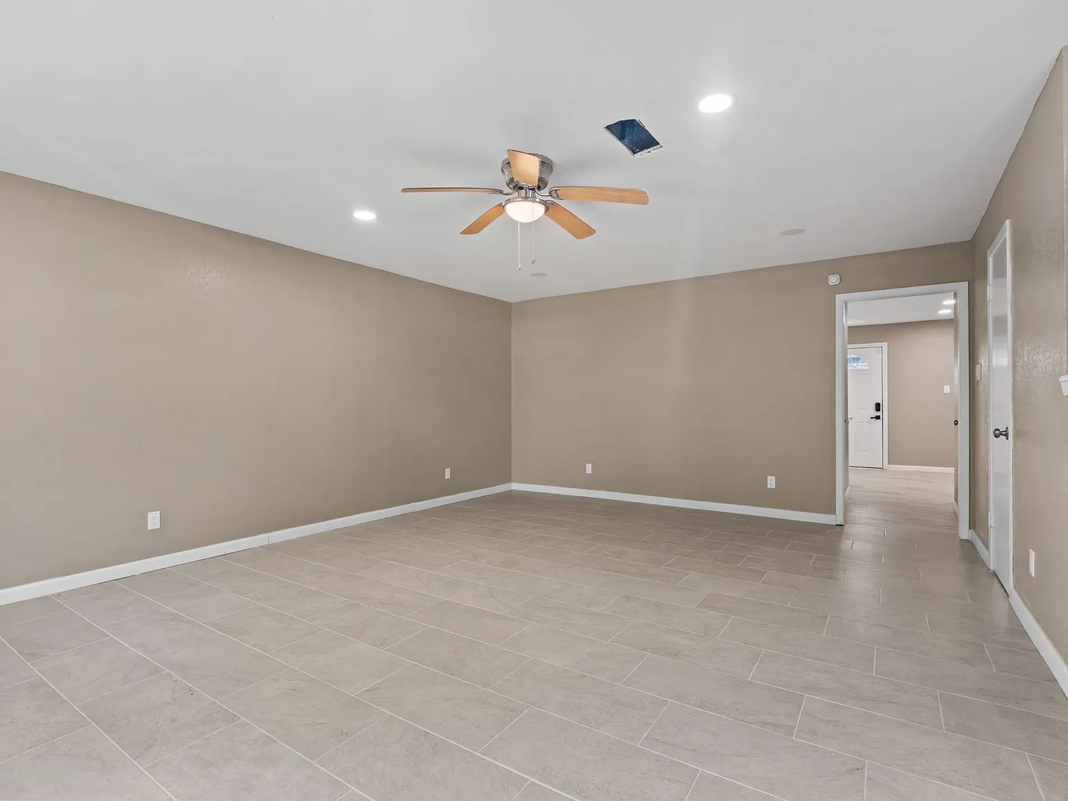 2 bed, 2.5 bath, 1310 sqft, $1,600 — Photo 4
