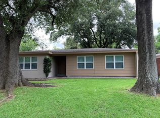 2802 John Dr, La Marque, TX 77568