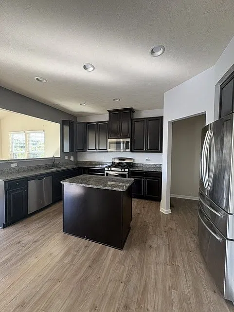 4 bed, 2.5 bath, 2366 sqft, $4,000 — Photo 3