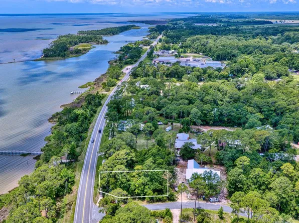 104 Bay Colony Way, Apalachicola, FL 32320