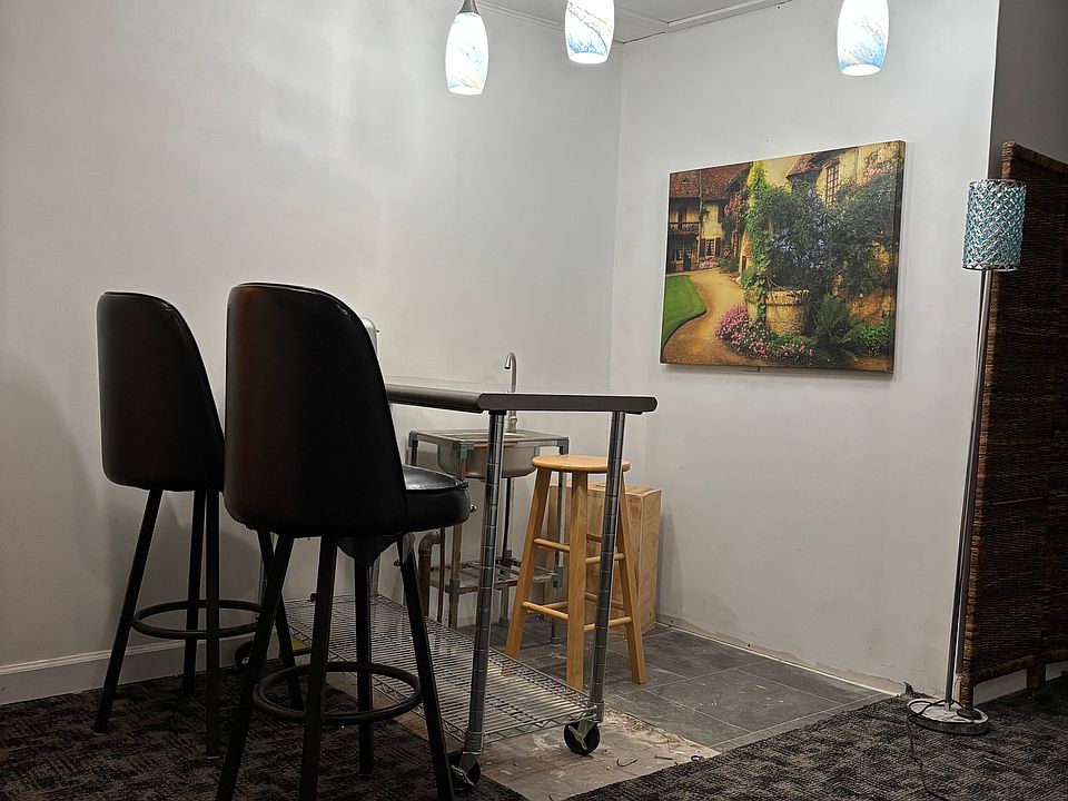 (Build-to-suit) To be furnished studio apartment in the quite Village of Richland. Includes, kitchenette, uttilities, wifi, and outdoor patio(common area). Ideally for traveling professionals, Physician, RN, and or retired veteran. Ask for monthly + more.