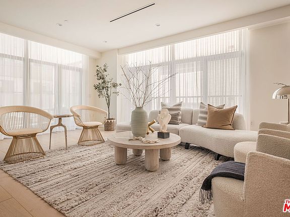 3rd image of 425 N Palm Dr #202
