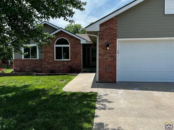 5225 NW Arroyo Ct, Topeka, KS 66618