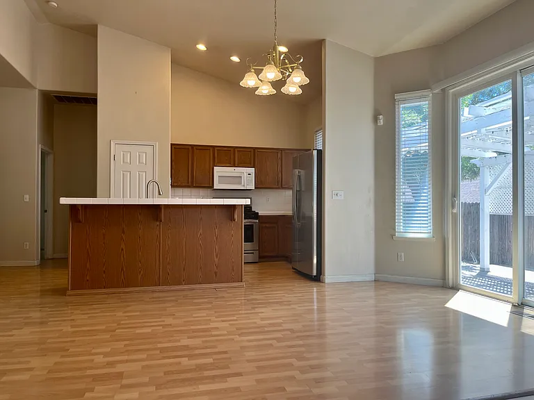 7481 Celeste Dr — Photo 6