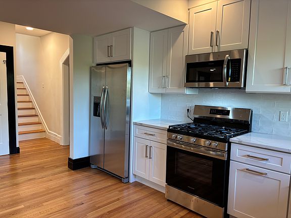 5th image of 2750 Whitney Ave #2