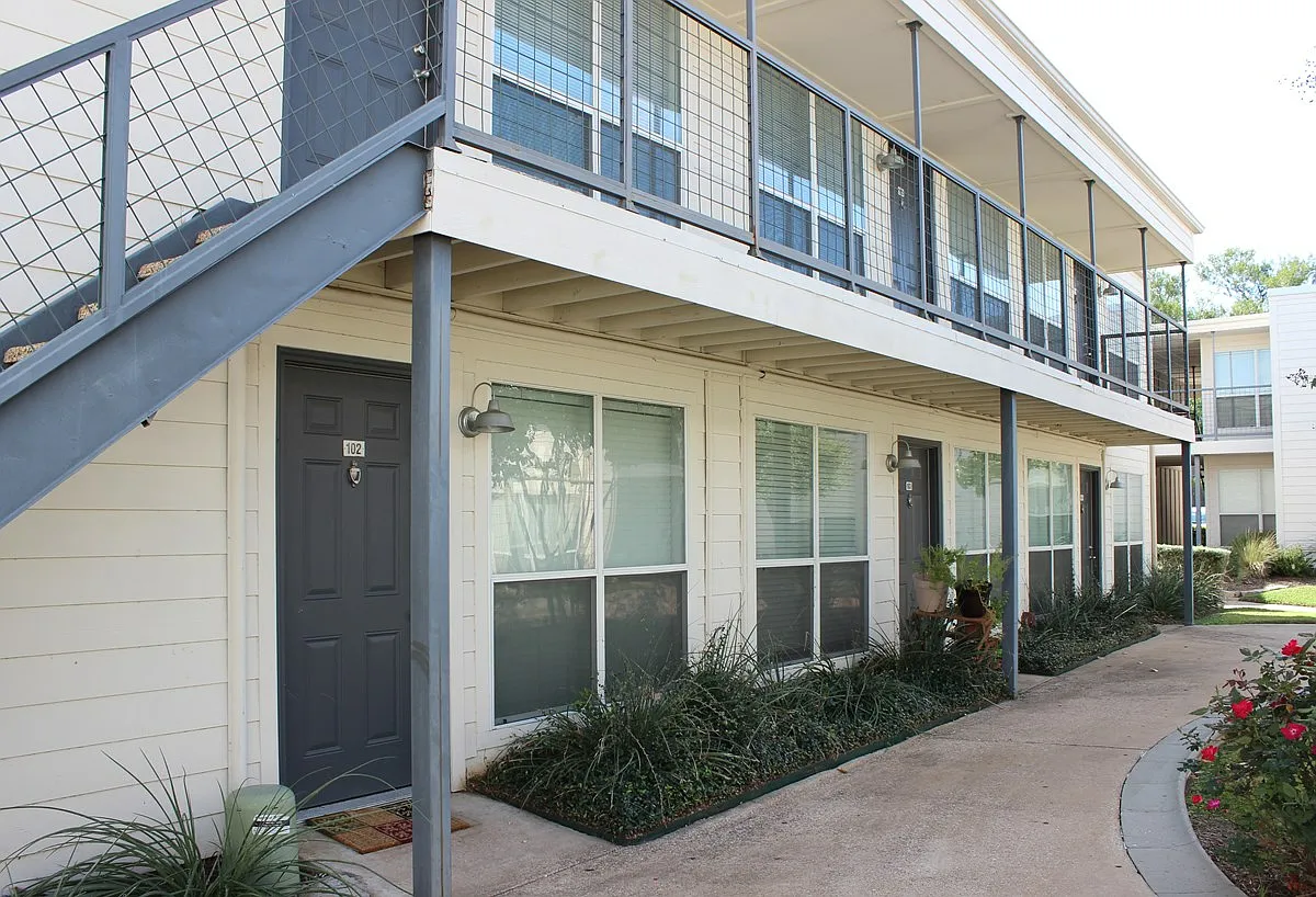 Carillon Apartments — Photo 4