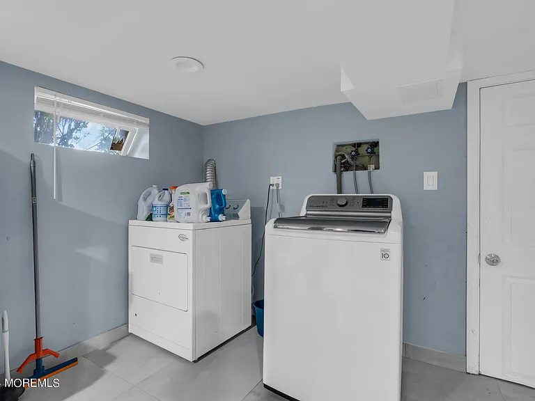 325 Roosevelt Ave — Photo 32