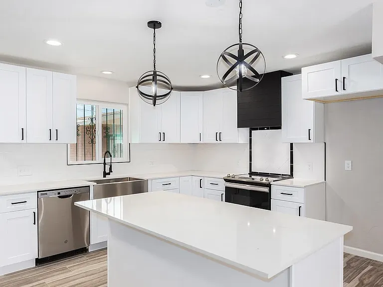 2222 E Blacklidge Dr — Photo 1