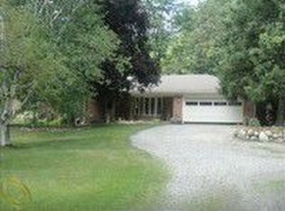 312 Whims Ln, Rochester, MI 48306