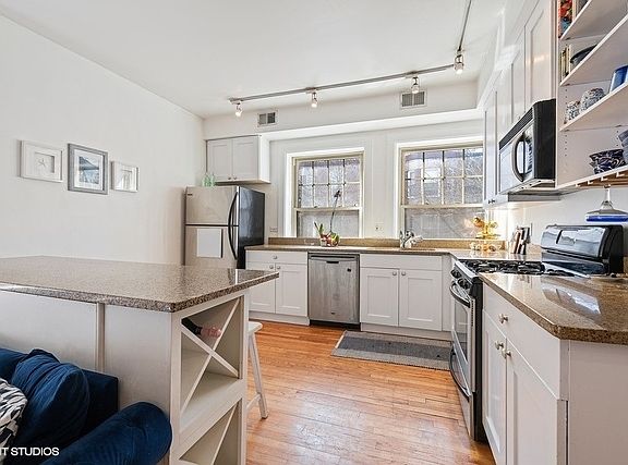 4th image of 2243 N Lincoln Ave APT 2A