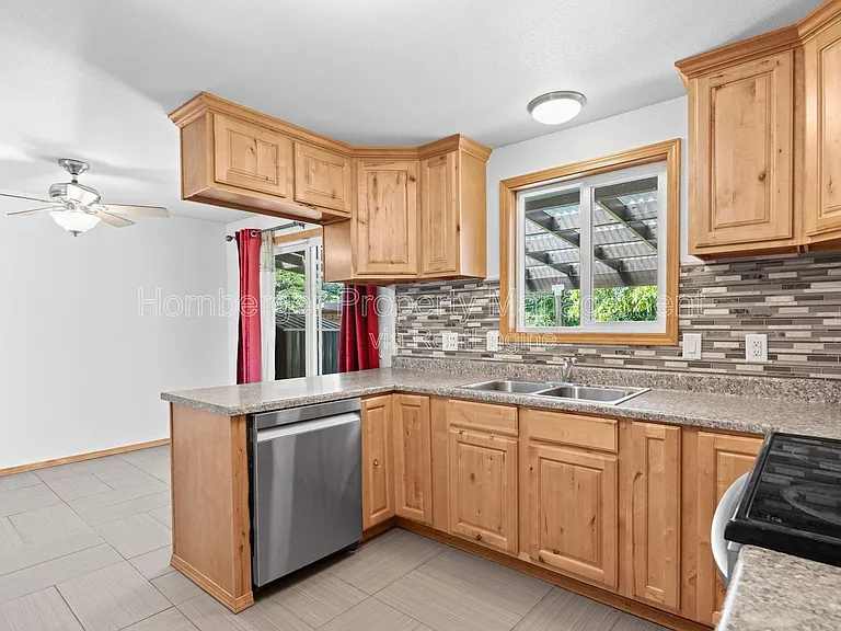 1703 N Walnut Rd — Photo 6