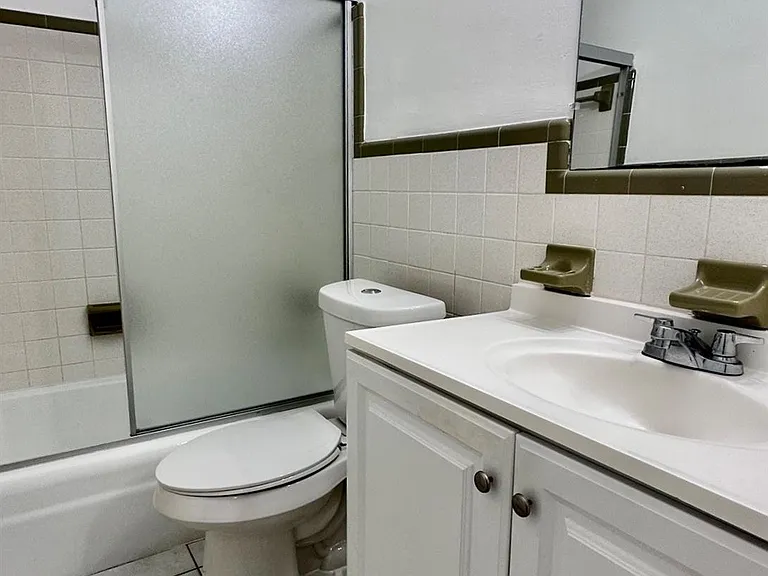 717 SE 16th St #5 — Photo 5