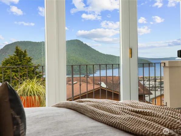 4807 Glasgow Way, Anacortes, WA 98221