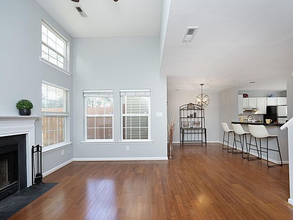 5th image of 103 Sir Richard Ln