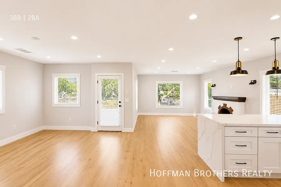 6637 Tyrone Ave #6637