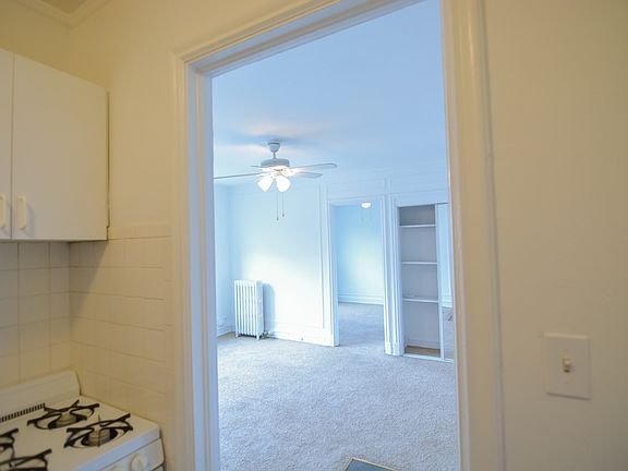4th image of 525 W Cornelia Ave #312