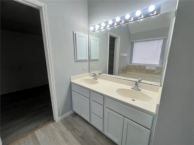 3034 Twin Creek Dr — Photo 18