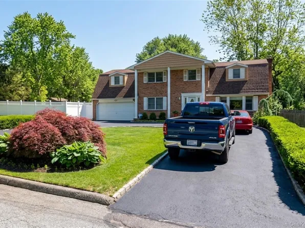 21 Fairoaks Lane, Smithtown, NY 11787
