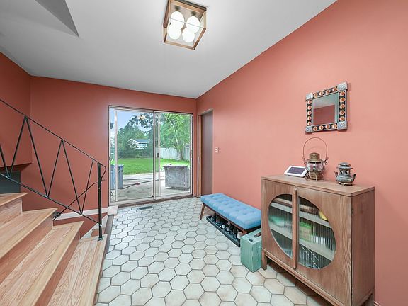 4th image of 220 Hampshire Ln
