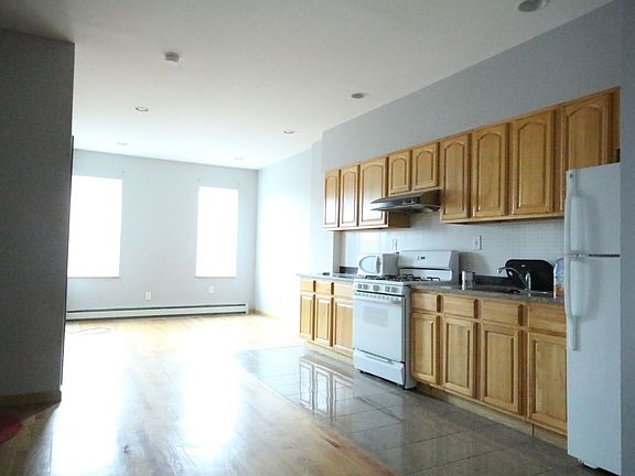 3rd image of 316 Tompkins Ave #3