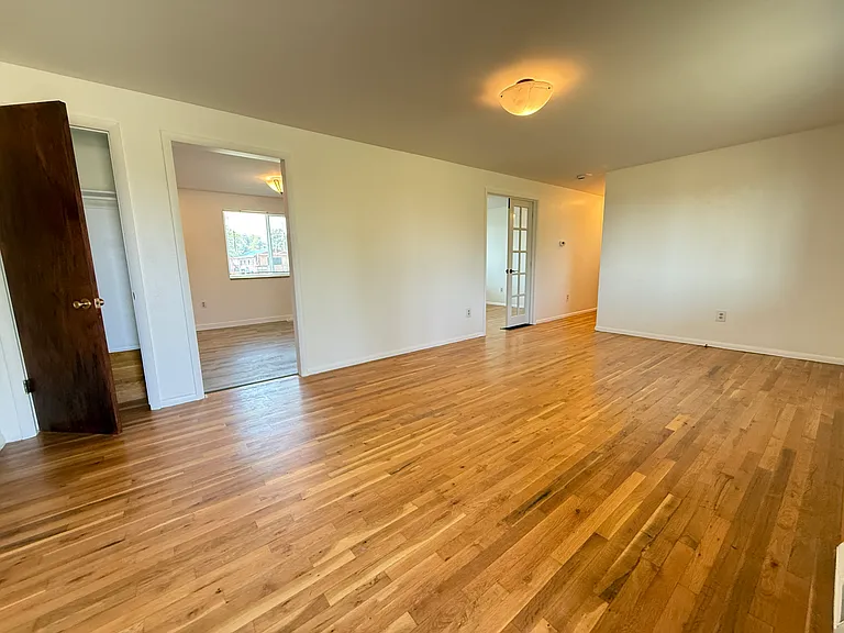 2592 Yarmouth Ave — Photo 5