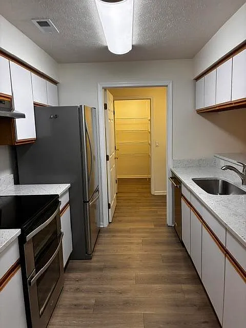 3 bed, 2.0 bath, 1252 sqft, $2,100 — Photo 3