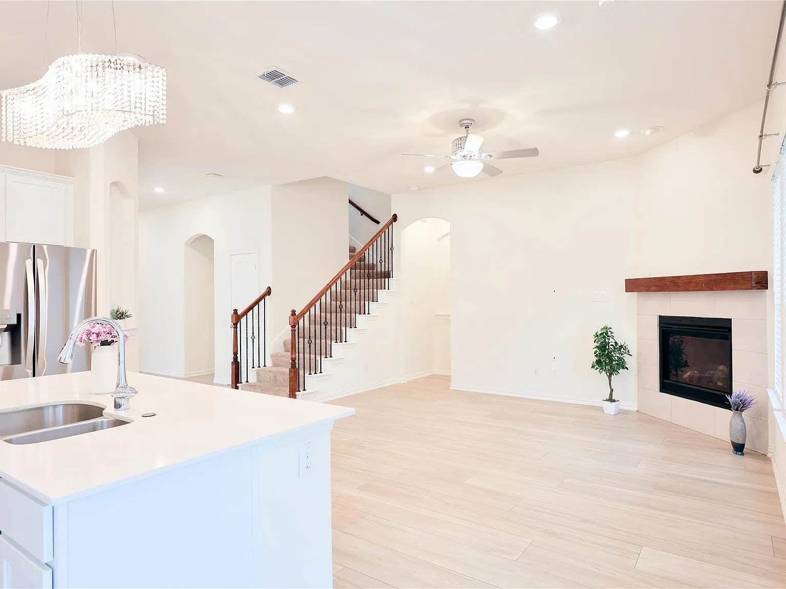 4 bed, 2405 sqft, $2,800 — Photo 4