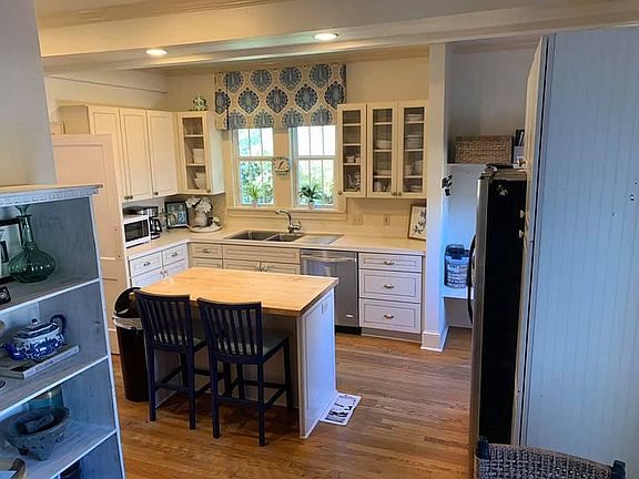 Spacious Kitchen 