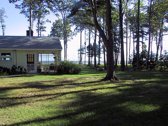 Nice screened in porch 