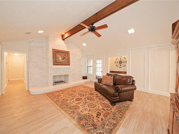 2nd image of 104 Oakmont Dr