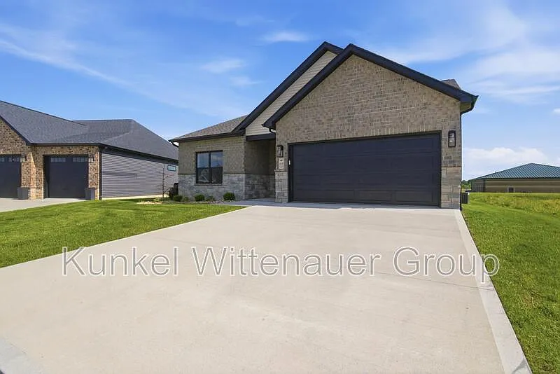 3 bed, 3.0 bath, 2479 sqft, $3,000 — Photo 3