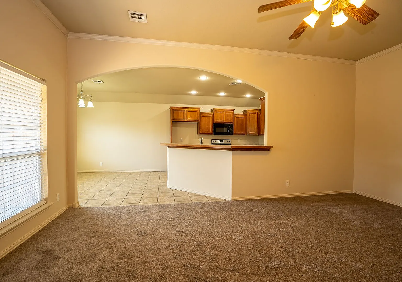 Stunning 3 Bed 2 Bath In Quiet Neighborhood — Photo 4