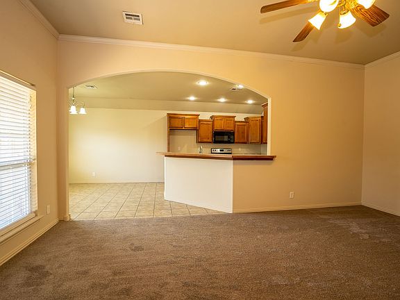 4th image of 2121 W Oak St