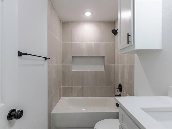 5th image of 3626 Marshall St #3626D