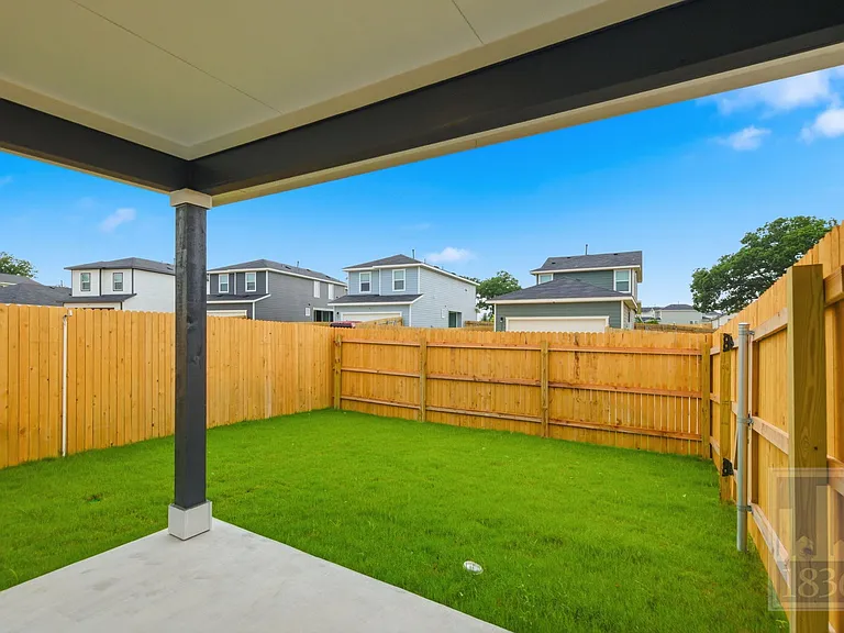 306 Constanza Trl — Photo 26