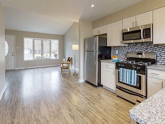 5th image of 702 S Wood Ln