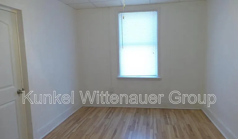 324 N Jackson St — Photo 10