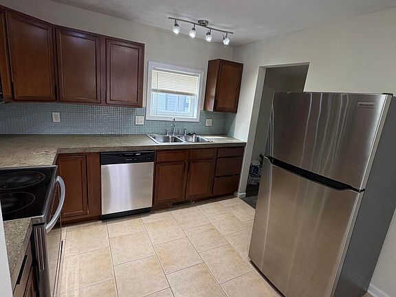 4th image of 319 Howe St
