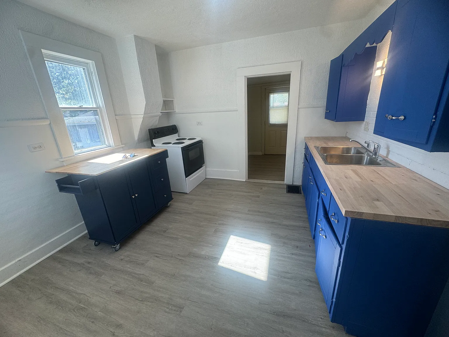 4 bed, 1.5 bath, 1500 sqft, $1,300 — Photo 3