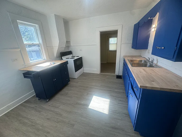 1037 S Webster St — Photo 3