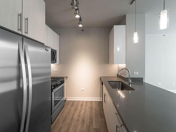 4th image of 219 W Erie St #100