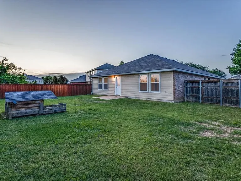 1217 Caroline Dr — Photo 23