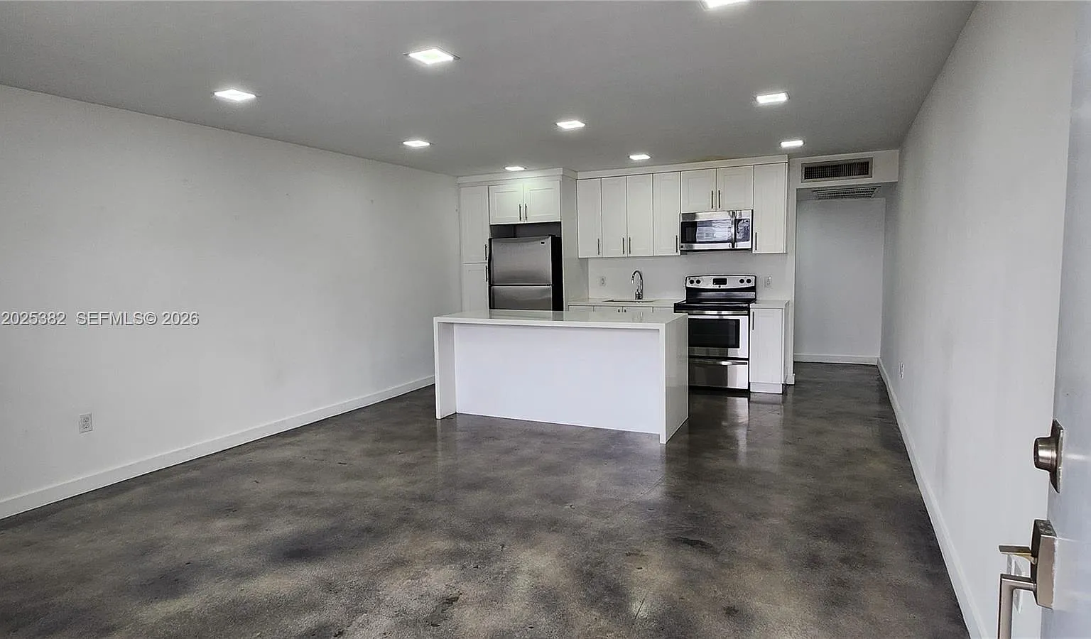 No Bay White House No 4 C — Photo 2