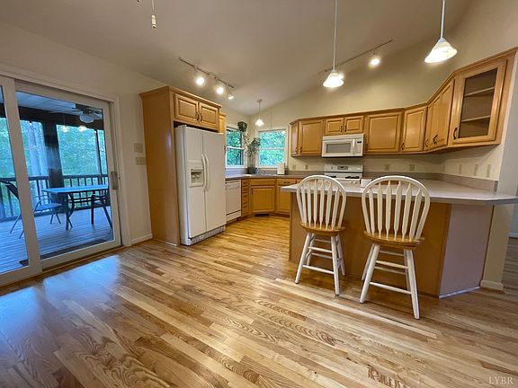 5th image of 225 Lake Forest Dr